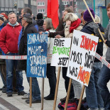 Diez mil "indignados" alemanes forman cadena alrededor de importante centro financiero