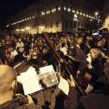 Miles de italianos celebran la salida de Berlusconi en las calles de Roma