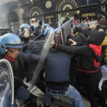 En Italia los estudiantes se echan a la calle para recibir a Monti y la policía carga