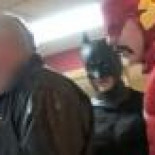 Adolescentes trolean depredadores sexuales vestidos de superhéroes