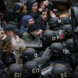 Impresionante foto de policía rociando con spray de pimienta a indignada en Portland