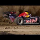 Coche de Fórmula 1 sobre pista de tierra