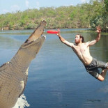 Asombroso lanzamiento de frisbee desde un puente en Australia