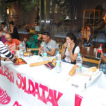 Empleados del Corte Inglés vuelven a comer en la calle por la subida de precios del comedor