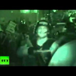 Un policía apunta con su arma a un periodista durante las manifestaciones de "Ocuppy L.A."