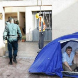 Una mujer de 76 años se instala en una tienda frente a su casa tras ser desahuciada por avalar a su hijo