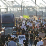 El movimiento 'Occupy' está cerrando los puertos de la costa oeste de EEUU [ing]
