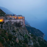 Construcciones históricas en el borde de un precipicio