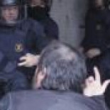 Carga policial contra estudiantes de la UdG acto de celebración del vigésimo aniversario (CAT)