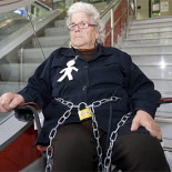 Una anciana se encadena en una sucursal bancaria tras ser desahuciada