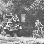 El niño que iba a la escuela escoltado por el ejército