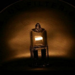 ¿Por qué una bombilla rota sigue luciendo si se sumerge en nitrógeno líquido? (ING)