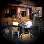 Agentes de la Policía Local de Valencia bebiendo durante el servicio