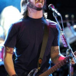 Dave Grohl "Si todos los álbumes fueran como el de Adele se venderían más discos"