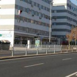 Tres policías de Cáceres se empotran contra una mediana  y el conductor da positivo