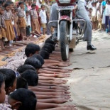 Atropellan con una moto las manos de los niños para probar su coraje