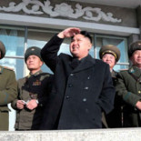 Kim Jong-Un mirando cosas [eng]