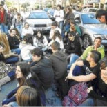 Los padres se enfrentan a los profesores y les exigen cumplir las actividades extraescolares