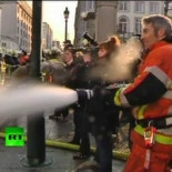Bomberos contra policias, protestas Bruselas