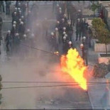Batalla campal en Atenas a pocas horas de que se vote el ajuste de la troika