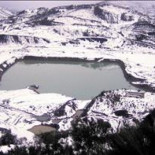 Tres encapuchados agreden a un activista contra los cielos abiertos y le intentan quemar la cuadra
