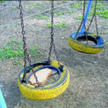 Un padre podría ser sancionado por reparar el columpio de un parque