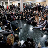 La Universidad de Valencia, rodeada por policías y contenedores en llamas