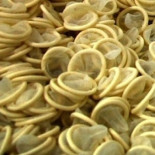 15 fascinantes fotos del interior de una fábrica de preservativos chinos