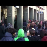 Grupo de radicales revientan Banco Popular en Barcelona