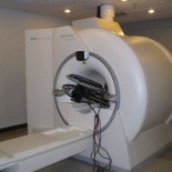 Esto es lo que pasa cuando alguien entra en la sala de resonancia magnética con una silla de ruedas