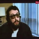 Eugenio explicando como funciona un banco