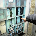 Cortan la luz de todo un edificio tras detectar que ningún enganche era legal