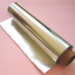 ¿Por qué el papel de aluminio tiene dos caras diferentes?