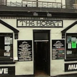 Ian McKellen y Stephen Fry salvan el bar The Hobbit