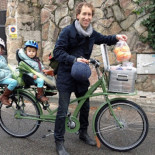 Multan a un padre y lo envían a servicios sociales por llevar a sus dos hijas al cole en bicicleta