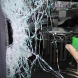 Efecto de una pelota antidisturbios disparada contra un cristal