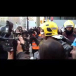 Así dispersa la policía a nuestros bomberos, que estaban quejándose por el trato que les dieron en las cargas