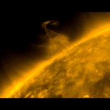Tornado de plasma sobre la superficie del Sol