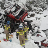 Noruega: Trailer cae por una pendiente arrastrando a una grúa