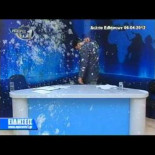 Ataque de yogures durante el show en vivo Noticias TV (Grecia)