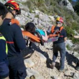 Rescatan a hombros a una senderista tras negarles Valencia un helicóptero