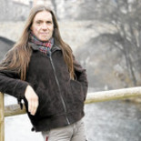 La mano que dispara casi nunca aparece