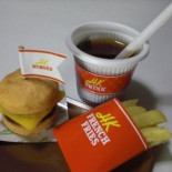 Menú miniatura de hamburguesa, patatas y bebidas al estilo japonés