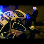 Policía griega apaleando brutalmente a un migrante que no se resiste