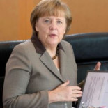 Merkel: "La austeridad sola no resolverá la crisis"