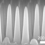 Investigadores del MIT crean un vidrio revolucionario sin reflejos donde el agua rebota
