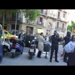 Mossos d'escuadra coaccionando a un periodista gráfico en la manifestación alternativa de Barcelona