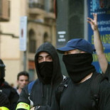Los Mossos acusan a Interior de poner en peligro a agentes de paisano al llevar brazaletes