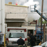 Un trabajador salta a un tanque de ácido nítrico para salvar a un compañero