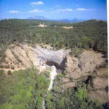 Monumentos en medio de la nada o en pequeños pueblos